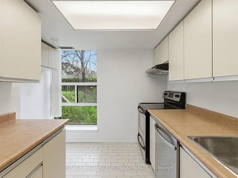 701 King St W #107 — Photo 12