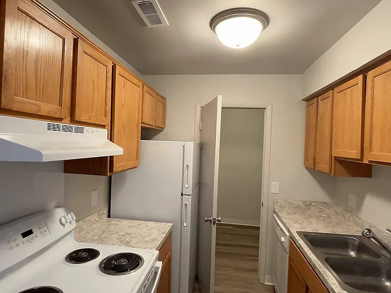 Three Oaks Apartments — Photo 41