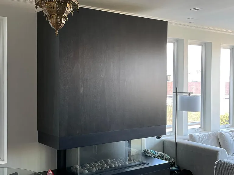 Ortal heating gas fireplace in main living space.