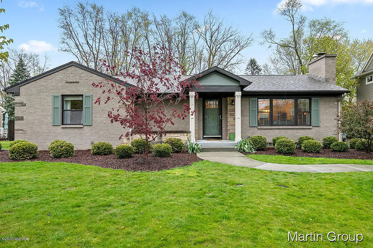 3035 Woodcliff Cir SE photo 1