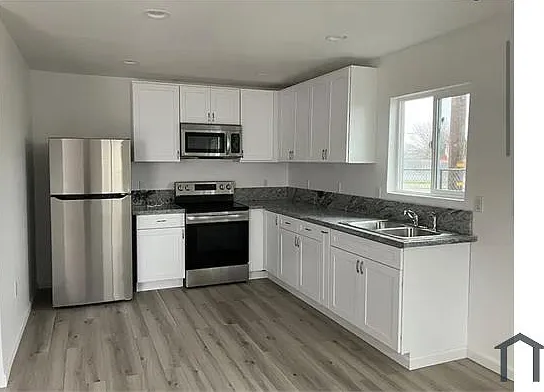 221 School Ave — Photo 3