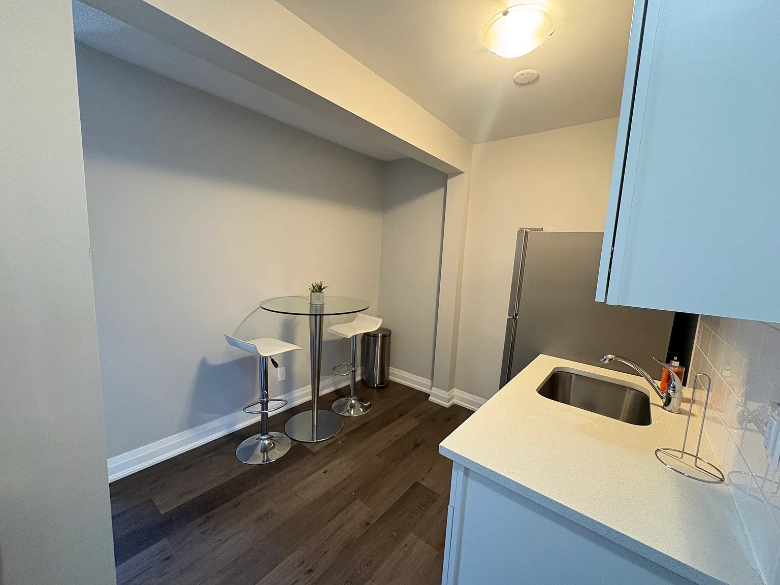 Furnished Unit In Small 6 Unit Building — Photo 4