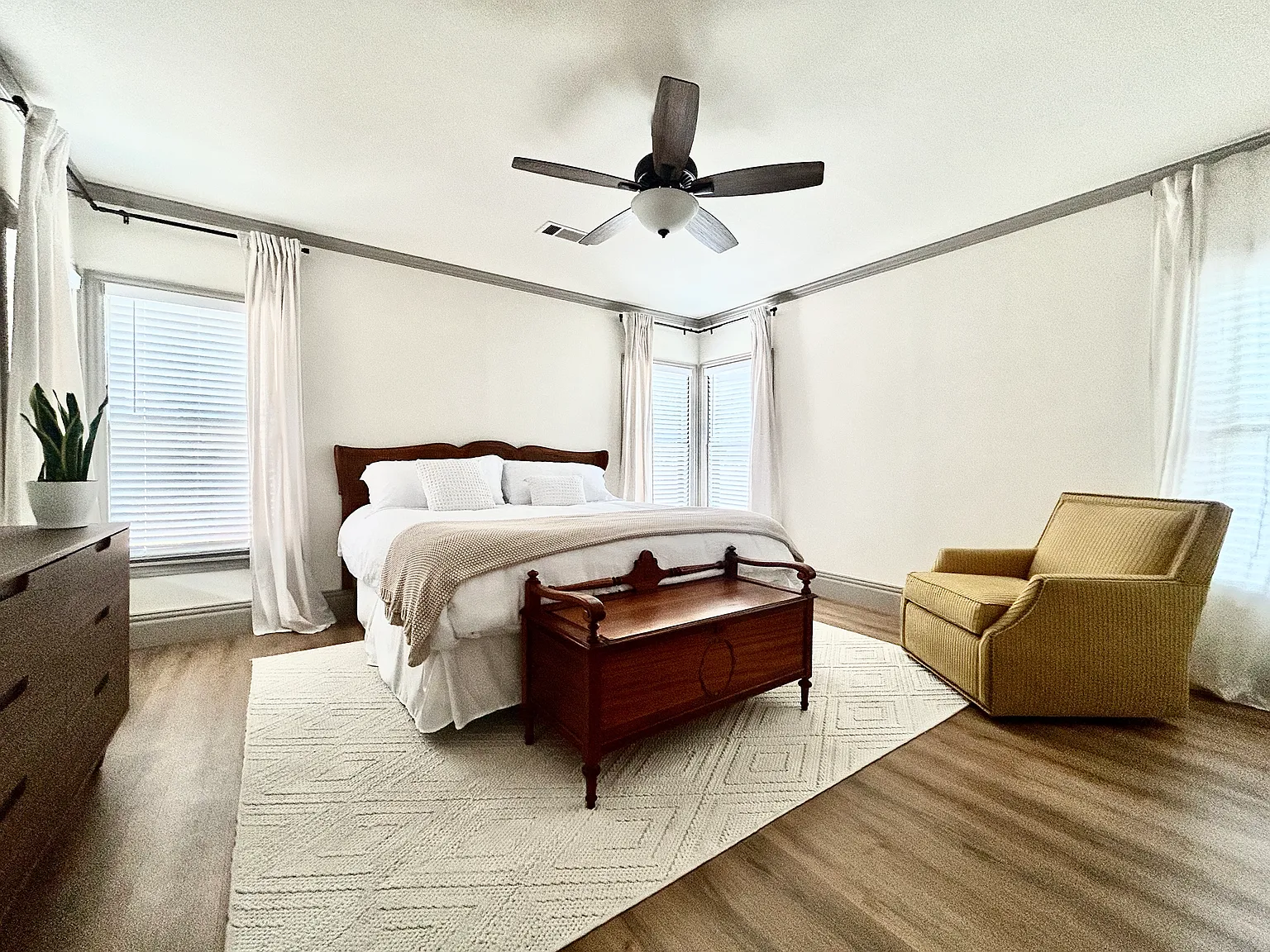 3 bed, $4,000 — Photo 3