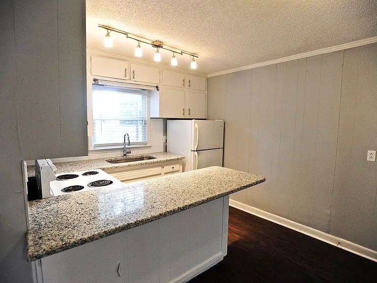 438 S Hawthorne Rd — Photo 5