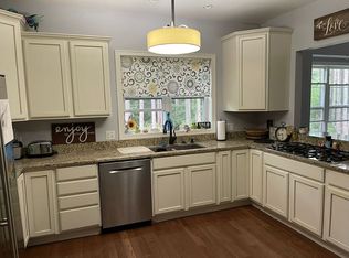 2622 Pine Shadow Ct, Pinckney, MI 48169