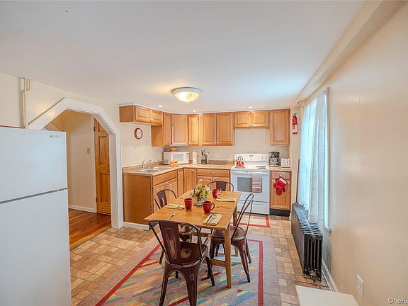 3rd image of 11 Kemble Avenue