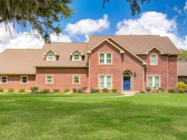 212 Teakwood St, Lake Jackson, TX 77566