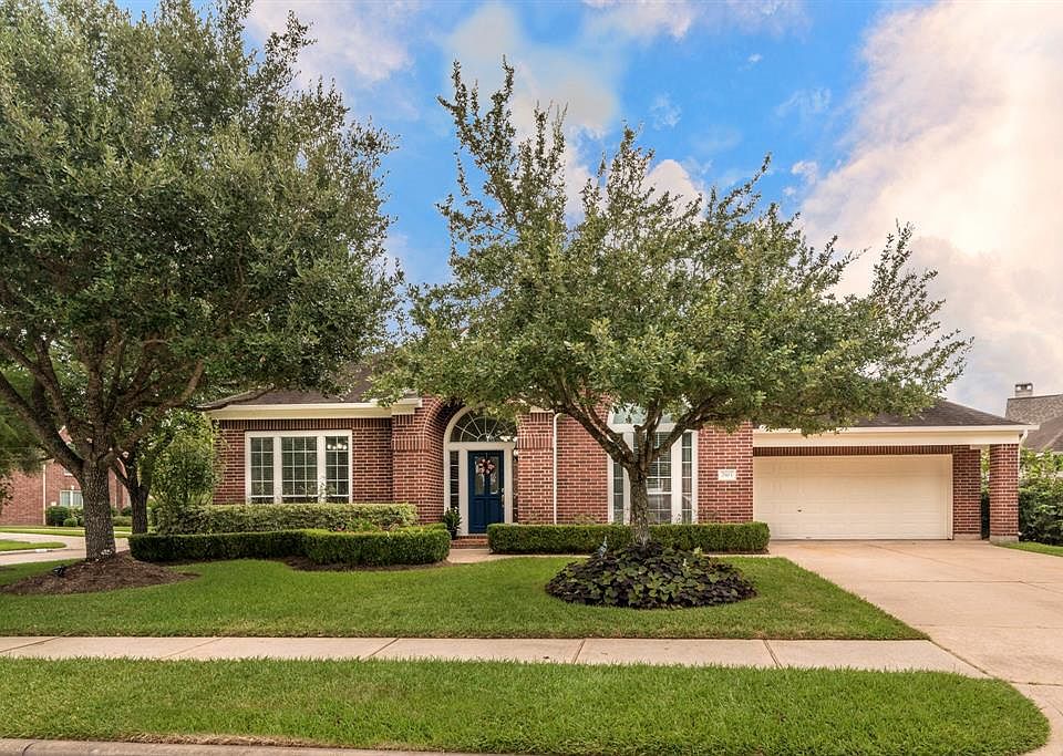 2903 CASTLEROCK COURT WELCOMES YOU HOME!