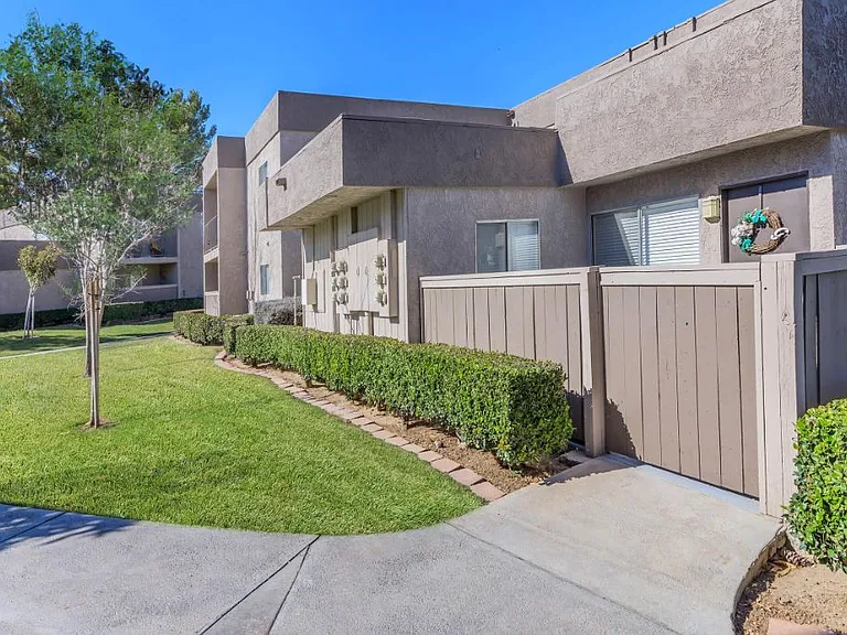 Sunset View Apartments — Photo 18