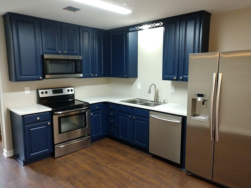 Great kitchen featuring stainless steel appliances, quartz countertops, and more!