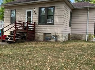 44 6th St, Windom, MN 56101