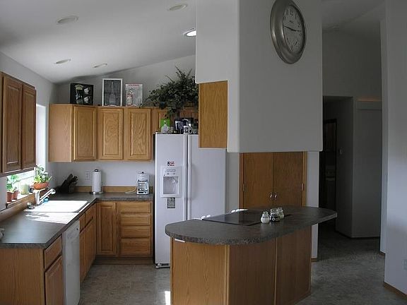 Kitchen Suspended Sophit over Glass Top Range in Island 