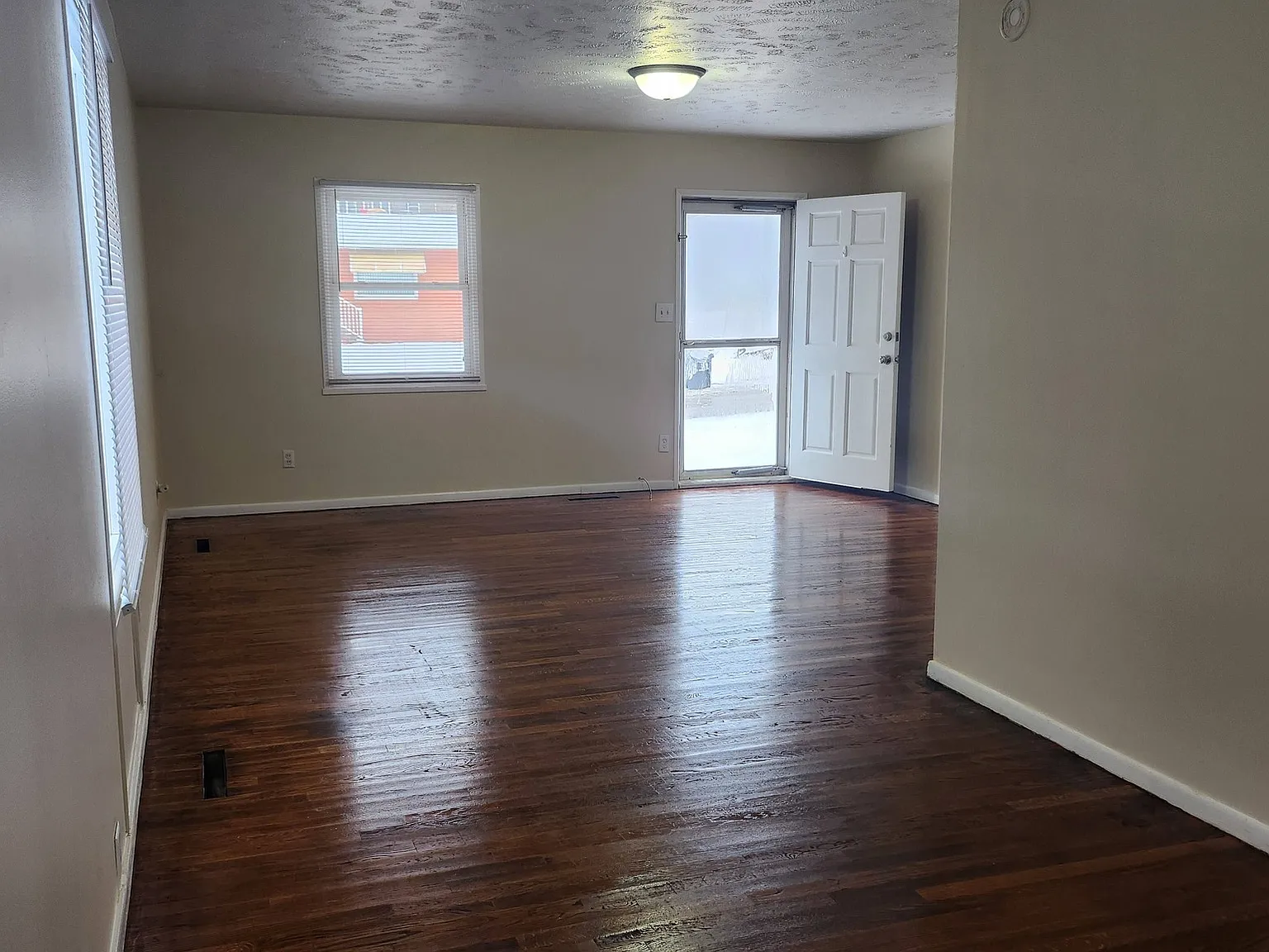 3 bed, 1189 sqft, $1,700 — Photo 2