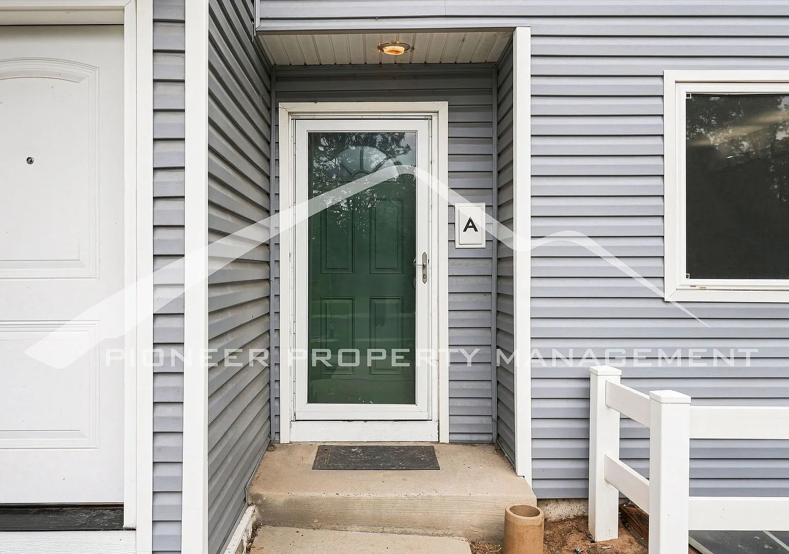 Lovely Townhome with Fenced Back Patio Area! — Photo 2