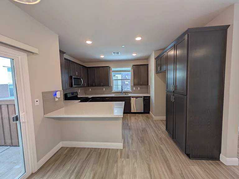 953 Posey St — Photo 3