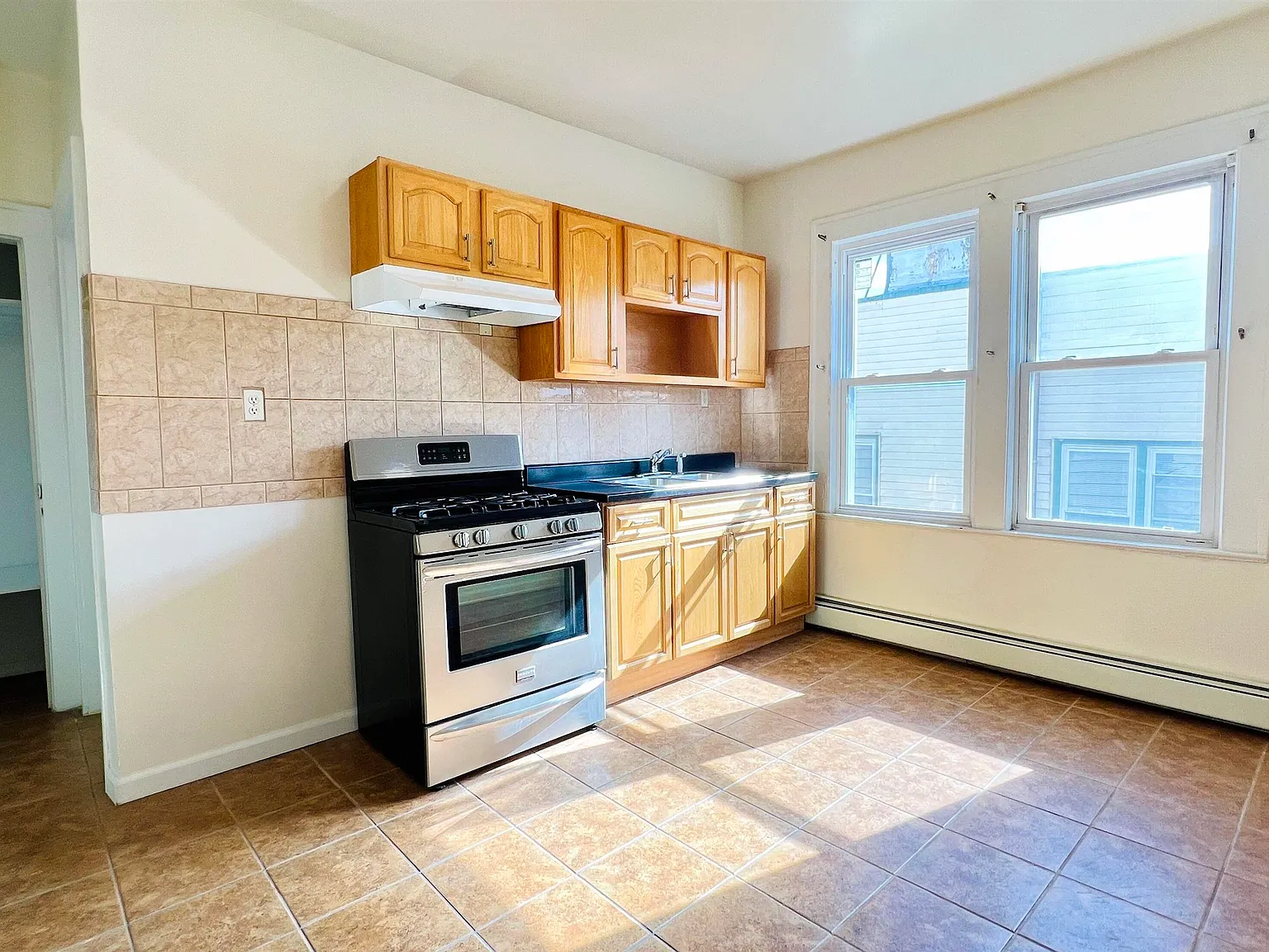 3 bed, 1.0 bath, $2,200 — Photo 2