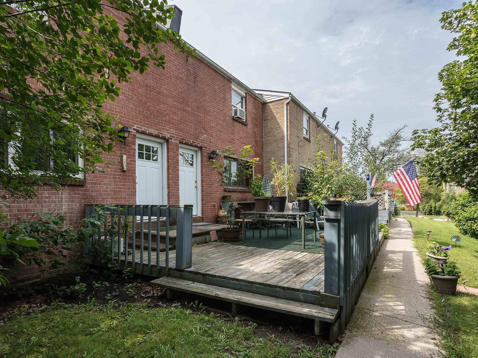 2 bed, 1.5 bath, 900 sqft, $1,595 — Photo 2