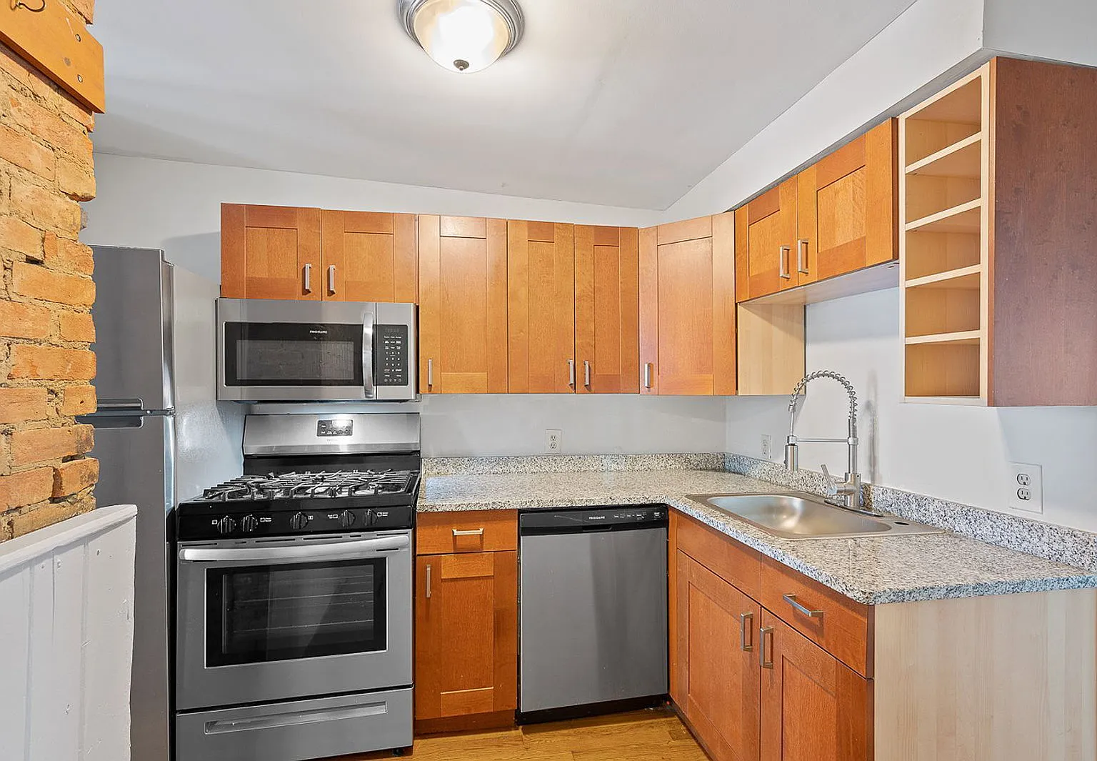 2 bed, 1.0 bath, 978 sqft, $1,595 — Photo 3