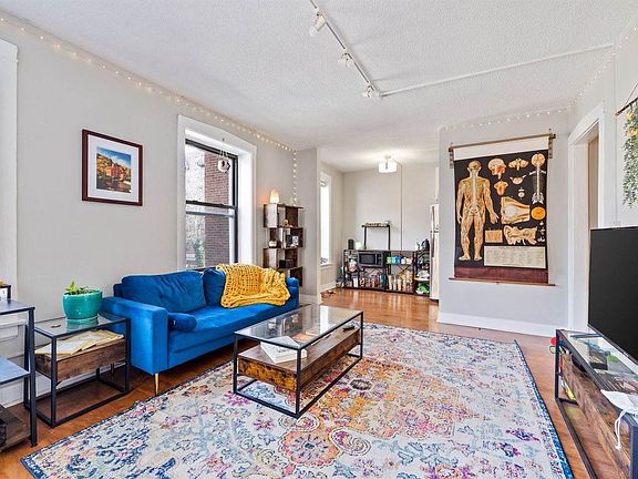 4th image of 725 W Sheridan Rd APT 301