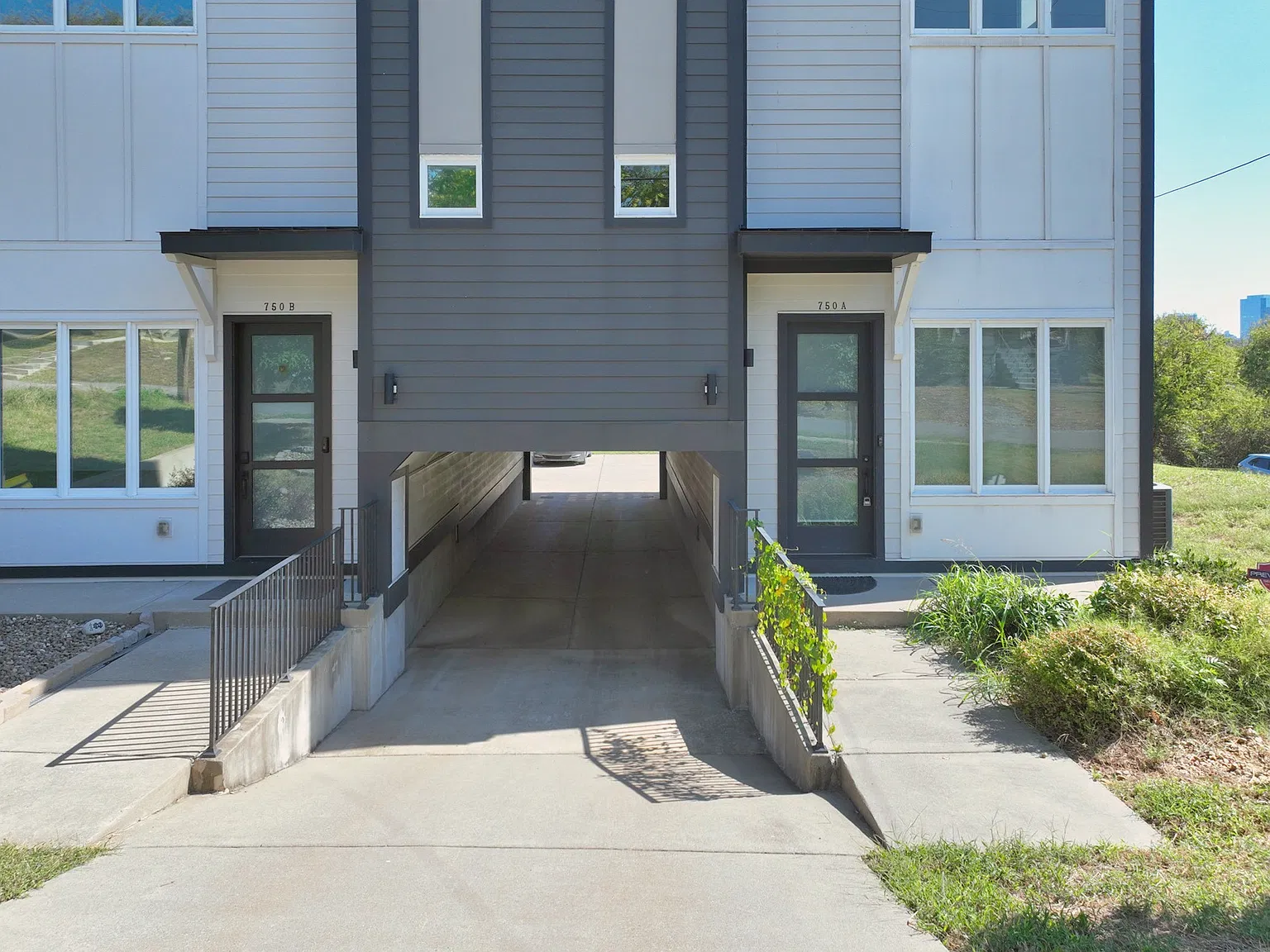 4 bed, 3.5 bath, 4078 sqft, $3,995 — Photo 2