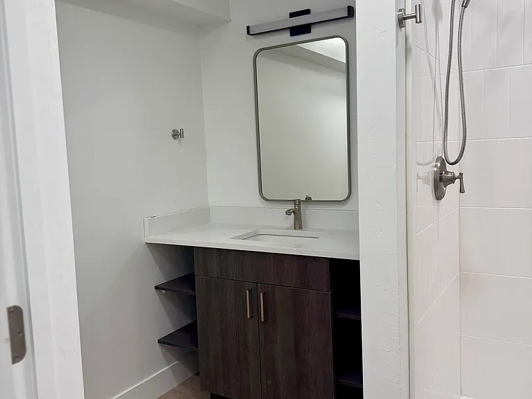 701 Clarendon Ave #B — Photo 4
