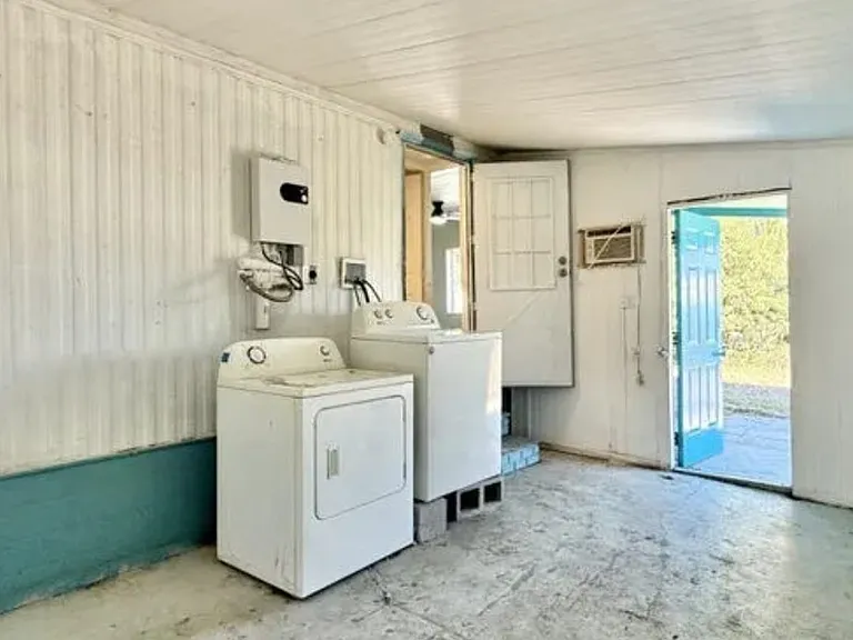 Attached side work room or laundry room.