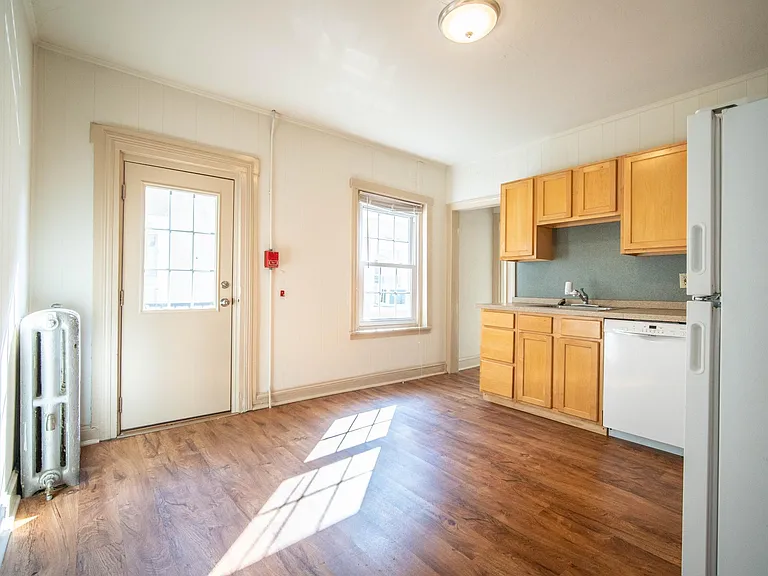 126 W Market St #4 — Photo 5