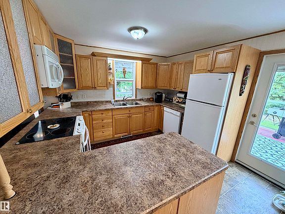 3rd image of 627 Range Road 95 #59201