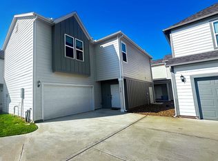 115 Pecan Ln, Lake Jackson, TX 77566