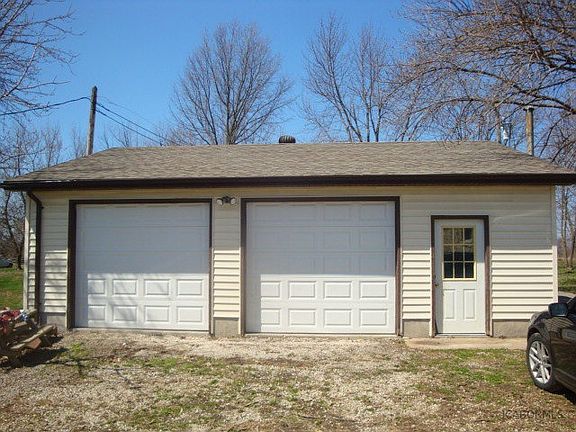 5th image of 834 S Summit Dr