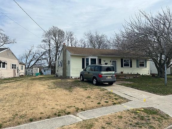 2nd image of 318 Linden Ln