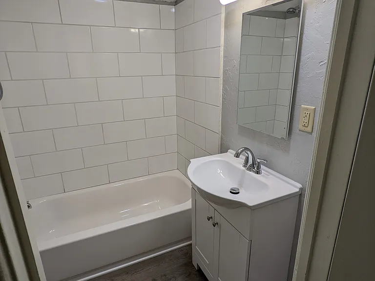 810 E Moeller St — Photo 3