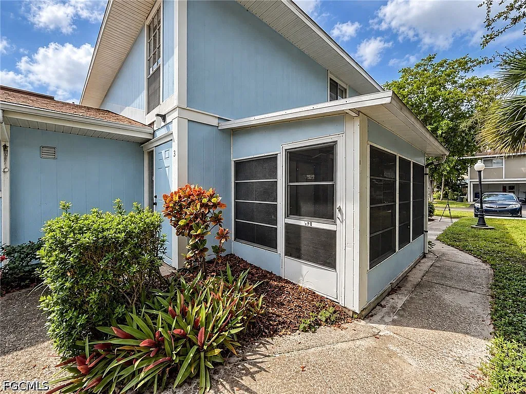 2 bed, 1.5 bath, 1099 sqft, $2,400 — Photo 3