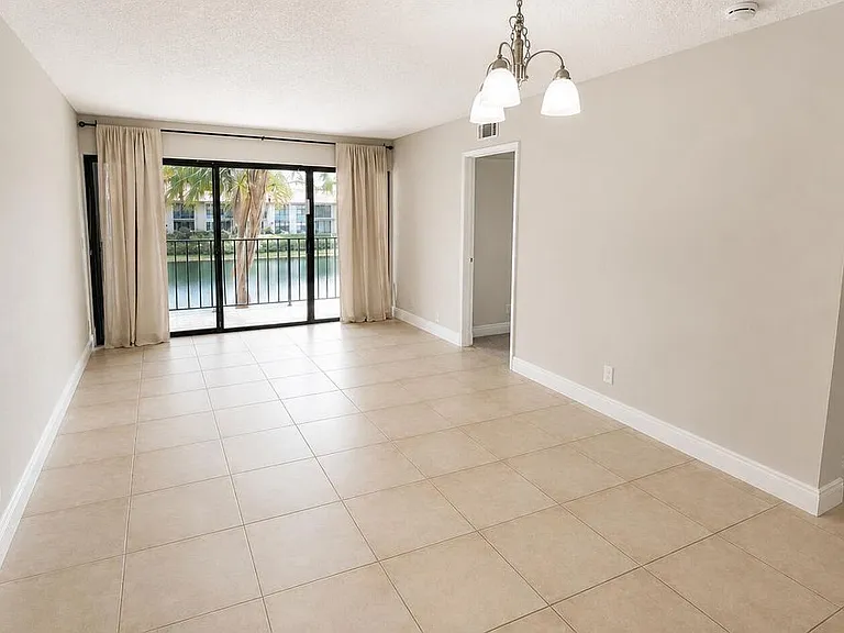 1463 Lake Crystal Dr #G — Photo 1