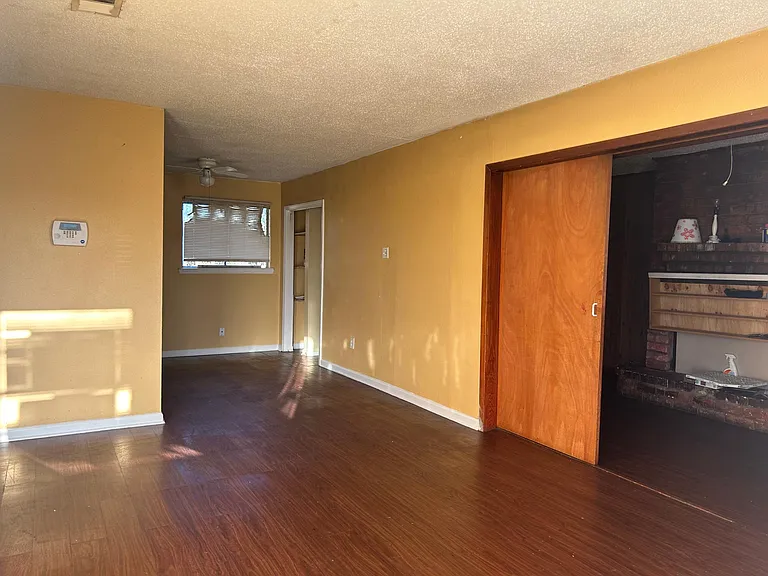 921 E Krueger Ln — Photo 5