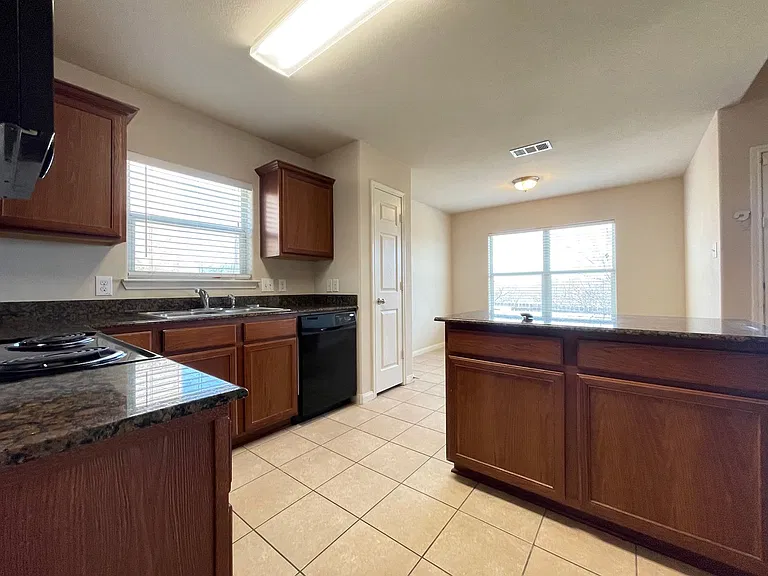 207 Dodge City Trl — Photo 13