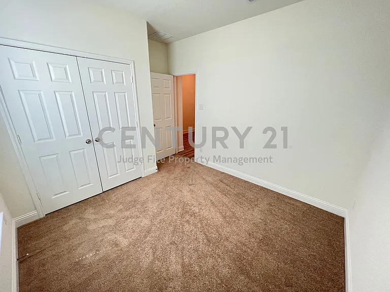 2605 Warren Ln — Photo 3
