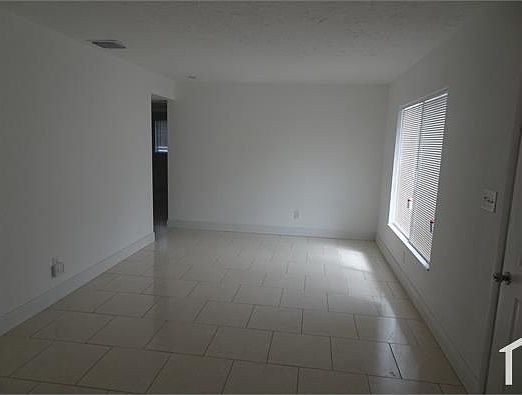4th image of 2308 Whittier St
