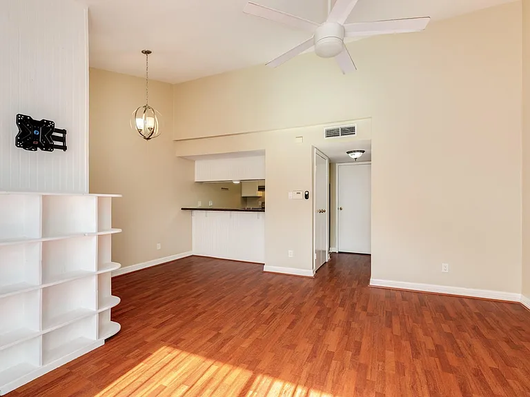7140 N Holiday Dr — Photo 11