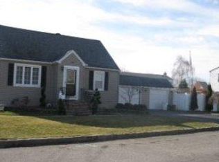 15 Plain St, Lindenhurst, NY 11757