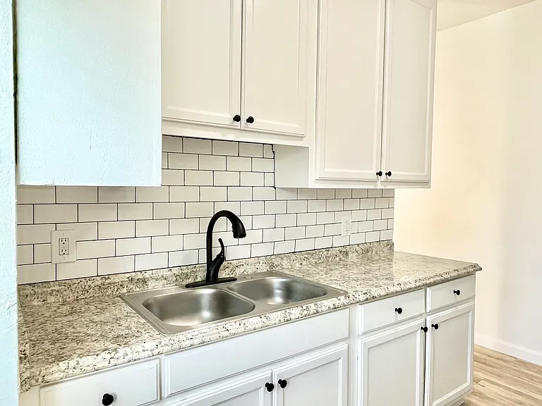 1129 N Madison Ave — Photo 7