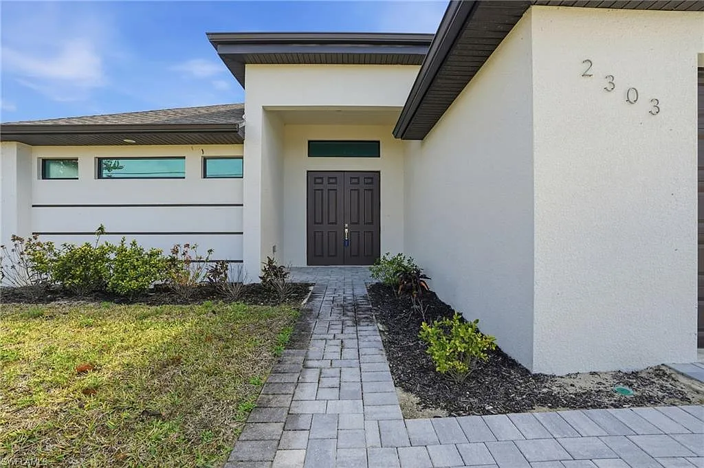 3 bed, 3.5 bath, 2048 sqft, $2,300 — Photo 2
