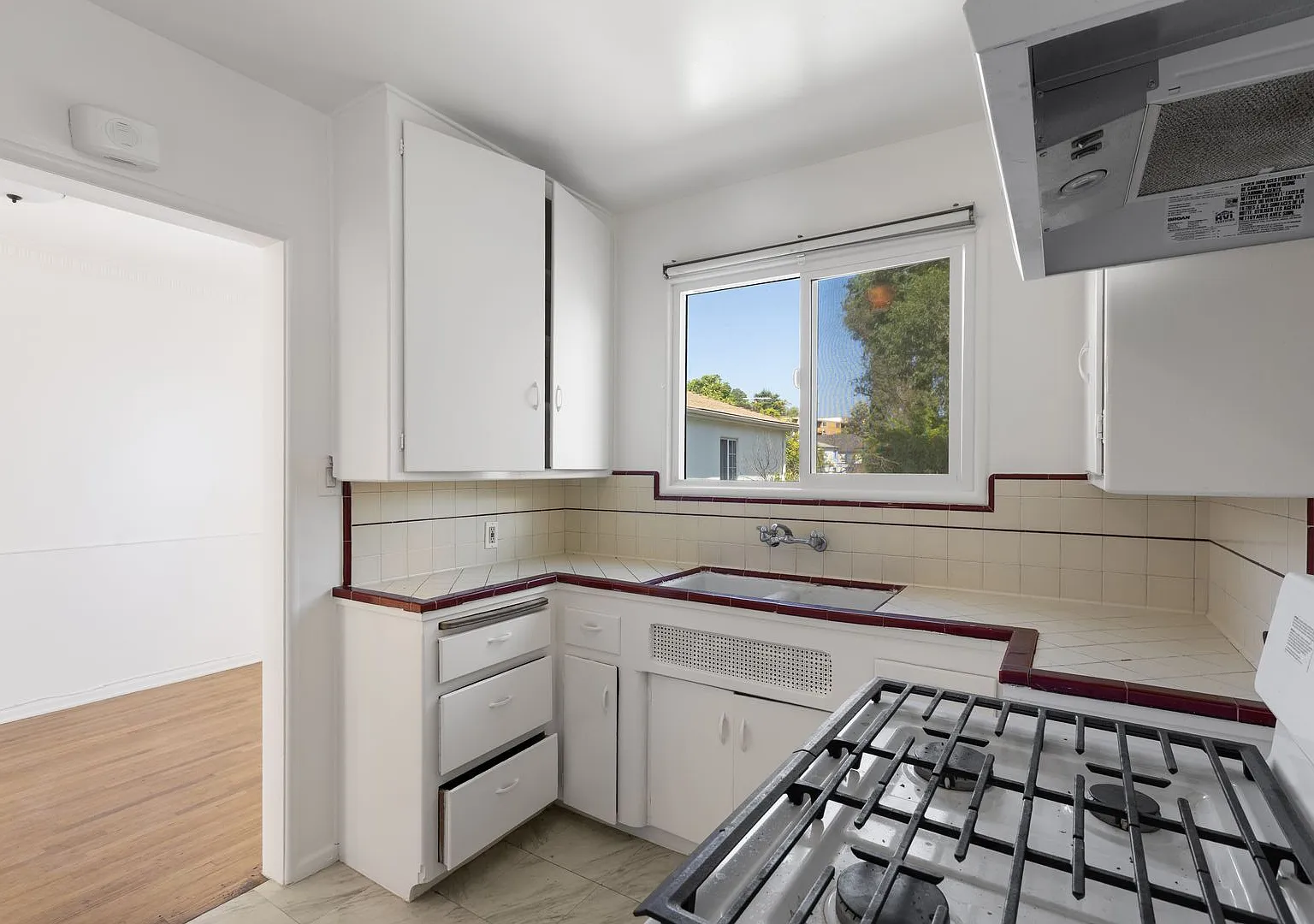 Spacious 1-Bedroom 1-Bath Residence in the Heart of Los Feliz — Photo 1