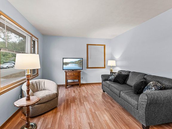 4th image of 821 Stoughton Ave