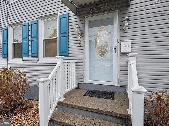 3rd image of 808 Locust St