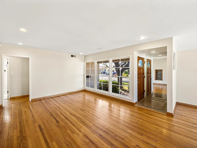 1237 W Oak Ave — Photo 3