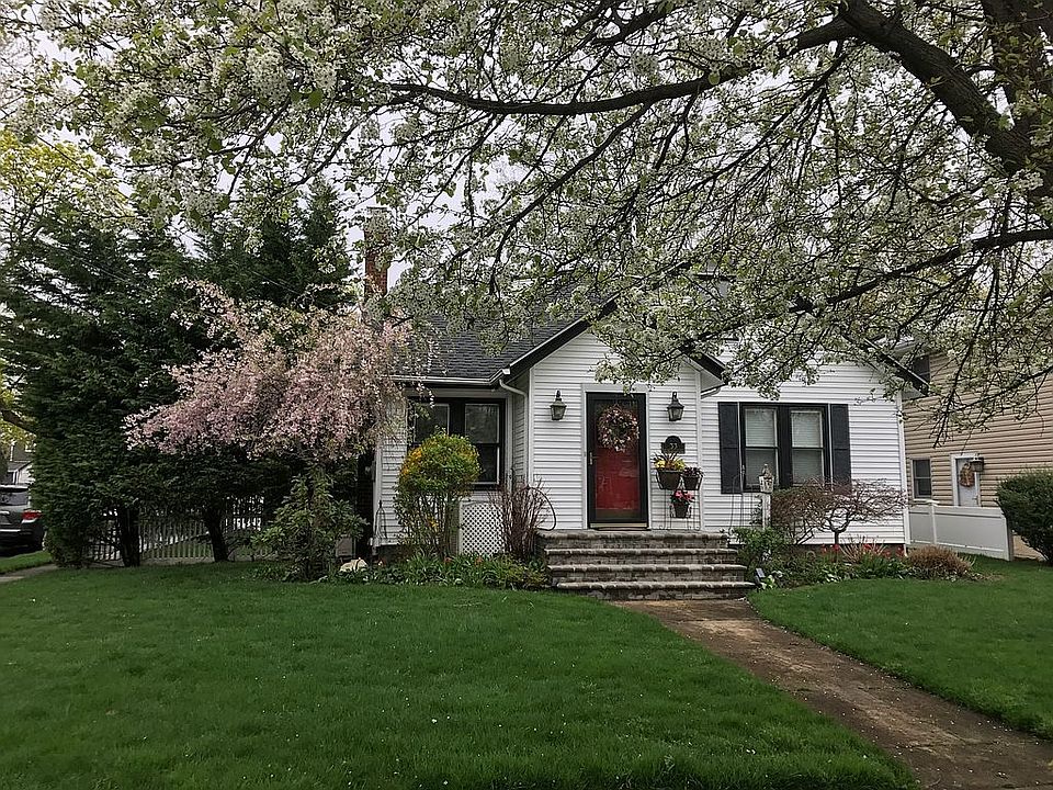 1st image of 33 Roosevelt Ave