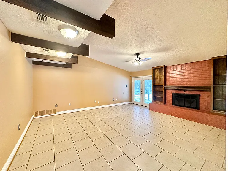 912 Laurie Ln — Photo 13