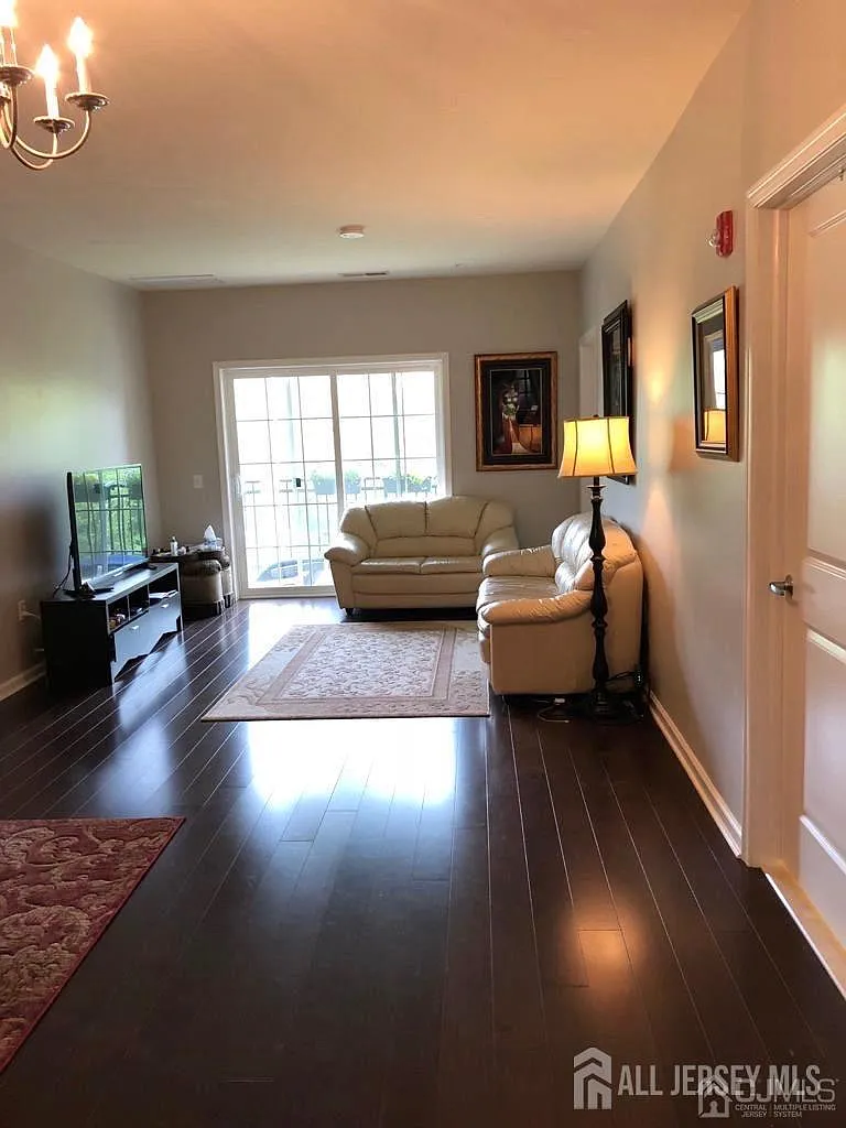 2 bed, 2.0 bath, 1075 sqft, $2,500 — Photo 2
