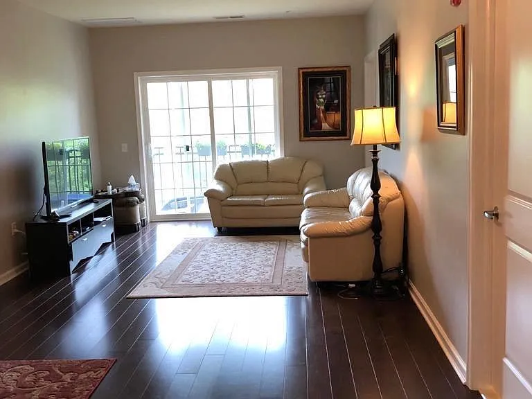 835 Liberty Ct — Photo 2